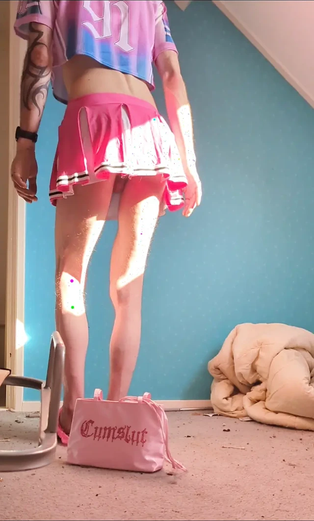 Hollandalı kadın kılıklı Jessie yeni gömleğini gösteriyor