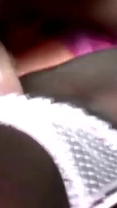 Незабываемый момент из "Фотосессии африканской шлюхи для веб-сайта заканчивается черной шлюшкой, сосущей хуй фотографа"