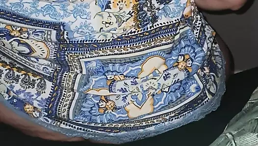 Üvey anne külotsuz çıplak çıplak üvey oğlunun yanında yatakta oturuyor ve düşük ereksiyon