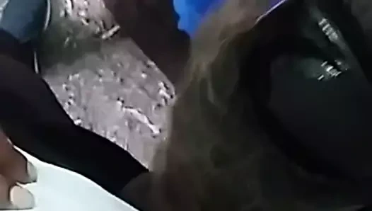 Beyaz sürtük siyah yarağı emiyor