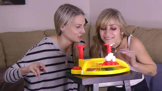 Striptiz yüze boşalma çılgınlığı oyunuyla gerginliği tırmandırmak için daha büyük bir bahar