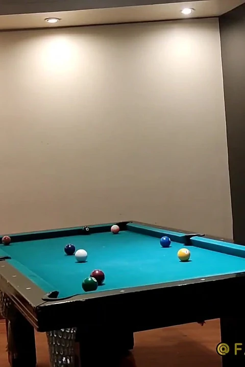 Havuz oyunundan sonra en iyi arkadaşıma iyi kalça masajları veriyorum. Zevk almak