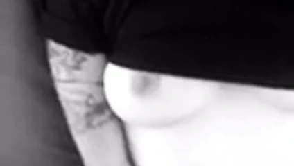 Dövmeli kız parmaklar kedi ile memeler dışarı