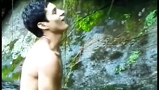 Büyük götlü güzel genç sarışın genç delikanlının büyük yarağını akışa alıyor