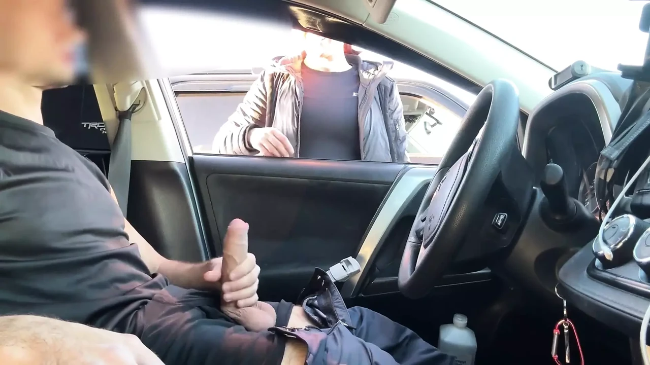 En el estacionamiento: no puede parar de mirar mi verga dura al aire, pija grande