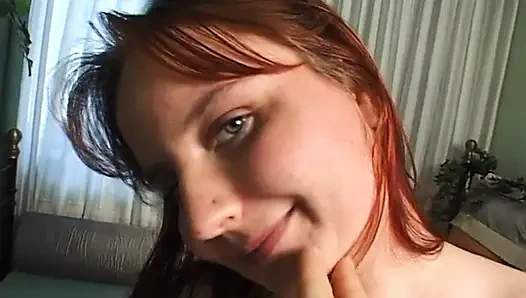 Tombul kızıl saçlı ateşli vücudunu gösteriyor