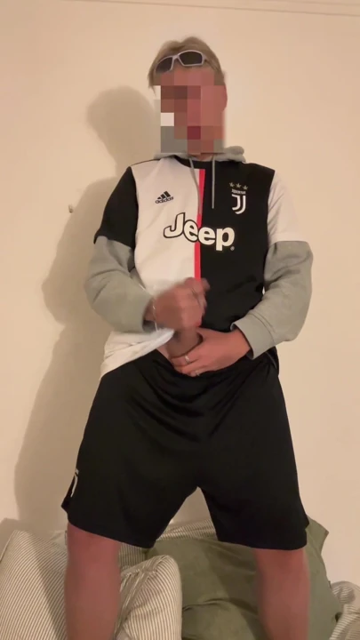 Azgın futbol erkek kardeş juventus mayosunda mastürbasyon yapıyor ve boşalıyor | Klip 1