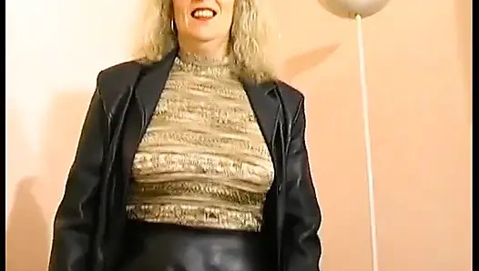 Carla, büyük memeli olgun bir sarışın bizimle buluşmaya geliyor