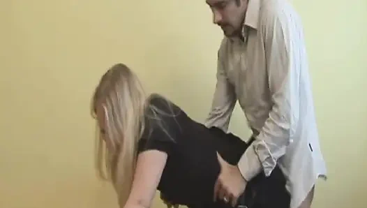 Şaplak atılan sarışın Fransız bebek götünü sert siktiriyor