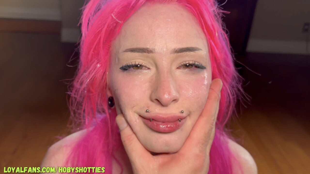 Seksi pembe saçlı kız sert anal seks için geri dönüyor