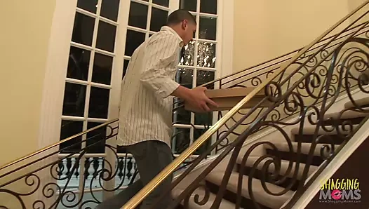 Sarışın sürtük sıkı amcığıyla pizza için para ödüyor