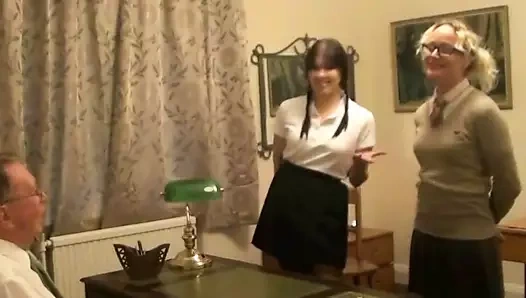 iki kadını tokatlıyor