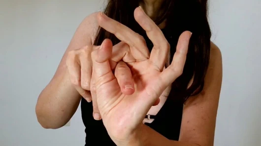 Sevimli eller uzun parmaklarla 2 kirli şarkı çalıyor