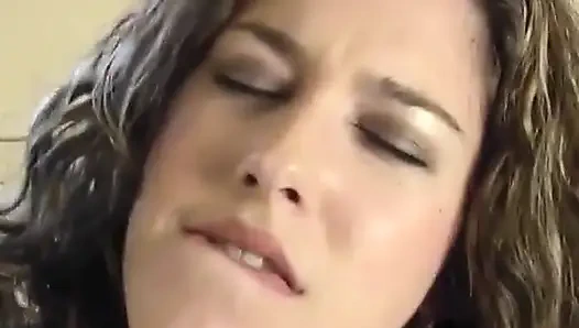 Yalnız genç kız arkadaşları katılana kadar kendine dokunuyor