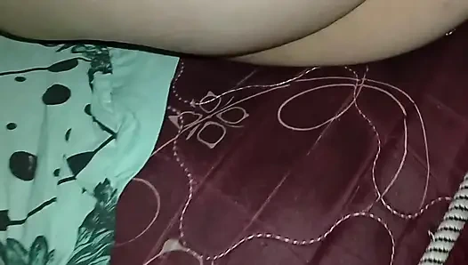 Onu yanında sikiyor ve amının üstüne boşalıyor