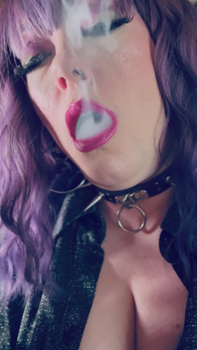 Sevimli gotik Tina Snua bol salyalı 100 sigara içiyor - sigara içen iri güzel kadın | Klip 1
