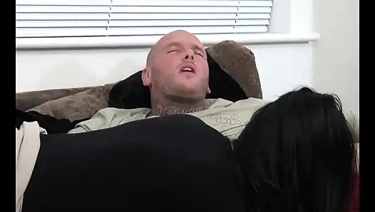 Dövmeli hatun sert yarağı seviyor