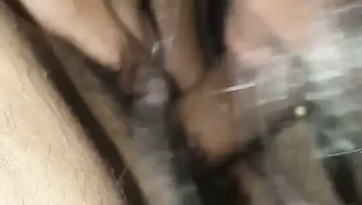 Televizyon izlemeye geldi ve sonunda yarak emiyor