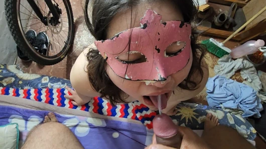 Göt deliğimle yarağına biniyorum, göt deliğime işiyor, fışkırtıyorum ve sonra dölünü ağzıma alıyorum