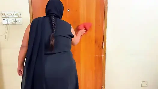 Красивая арабская девушка чистит мою комнату, когда я арендую ее Airbnb дома, теперь я вижу ее огромную задницу и мастурбирует