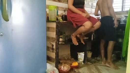 Hintli baldız üvey kız kardeşinin önünde jiju tarafından götten sikiliyor