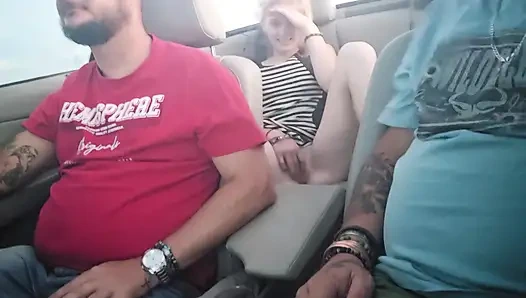 Üniversiteli kız üstü açıkken üstü açık şekilde üstü açıkken arka bahçede mastürbasyon yapmaya cesaret etti