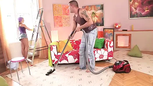 Молодая пара, работающая дома, предпочитает оральный секс