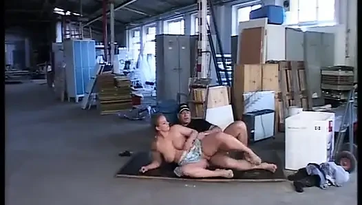 Kucky Dude tarafından sikilen büyük memeli Alman işçi