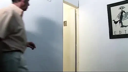 Yaşlı adam banyoda genç bir genç tarafından sakso çekiyor