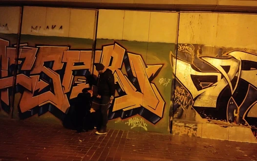 Evli kadın dışarıda bir gece geçirdikten sonra kocasıyla herkesin içinde eğlencesi!