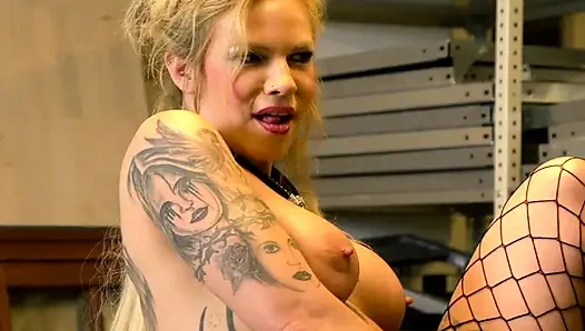 Dövmeli sarışın işiyor ve sikişiyor