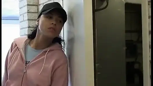 Mükemmel vücuda ve güzel göğüslere sahip güzel kız seks tuzağına çekiliyor