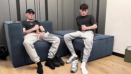 İki adam birlikte mastürbasyon yapıyor