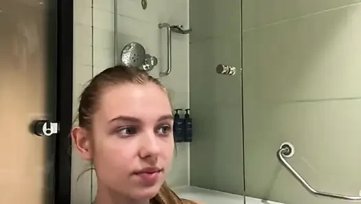 Jucielussie banyoda oynuyor