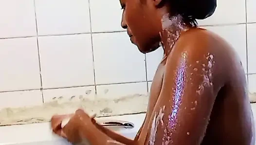 Banyo yaparken babasının temiz amcığını sikmesini bekliyor ev yapımı