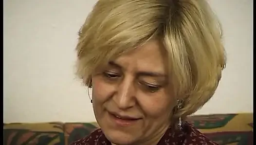 Kıllı olgun sürtük genç bir adam tarafından sikiliyor