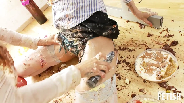 Büyük memeli bebek ve oda arkadaşı doğum gününde vücutlarını pastayla dolduruyor ve oyuncaklarla oynuyor