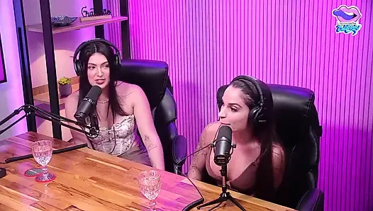 Sevimli iri güzel kadın ve kız arkadaşları fahişelik edepsizce konuşuyor