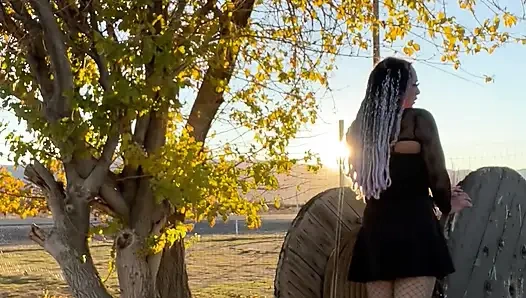 Seksi gotik kız ateşli çişini yapıyor