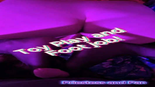 Seks oyuncağı naylon ayakla oynuyor, ayaklarına boşalıyor!