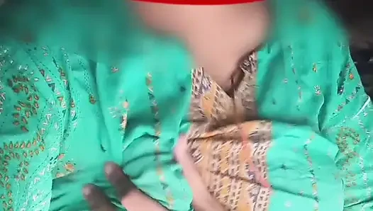 Ateşli öğretmen pembe amcığını parmaklıyor ve mastürbasyon yapıyor