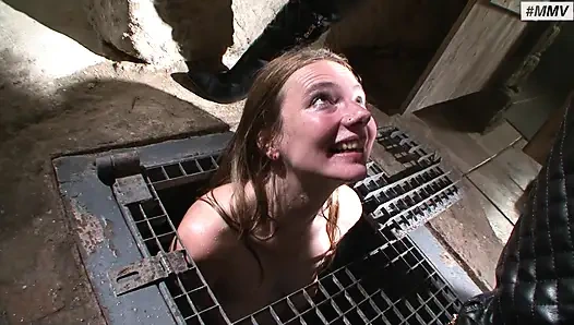 Alman kadın egemenliği - köle kıza işiyor ve tükürüyor