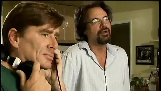 Lezbiyen kızlar kanepede kamera için öpüşüyor, emiyor ve sikişiyor