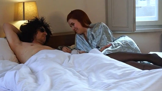 Kızıl saçlı orta yaşlı seksi kadın ve kocası yatakta küçük yarağına kızıyor