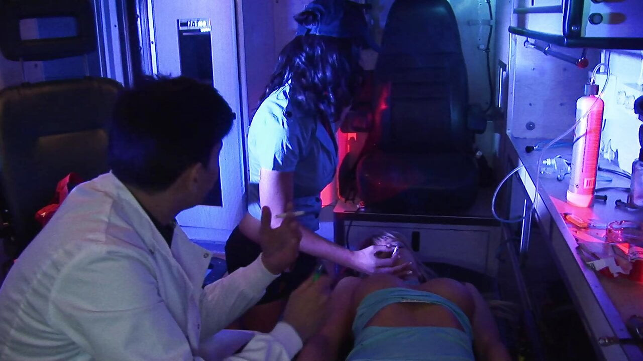 Ambulansta vahşi üçlü seks yapıyor