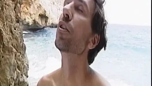 Büyük Memeli Sarışın Plajda Büyük Yaraklı Adam Tarafından Sikiliyor