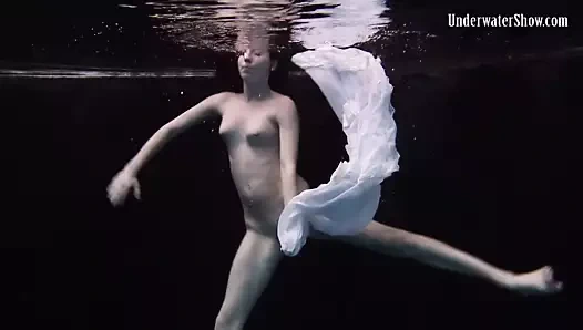 Beyaz elbiseli kızıl saçlı güzellik