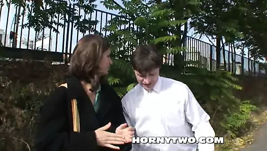 Güzel genç amatör seçilmiş yukarı üzerinde sokak için sikme