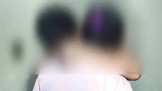 Üvey anne ateşli ve seksi meme uçları ile oynuyor