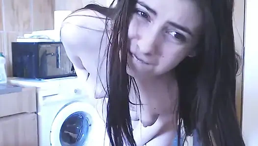 Evde kimse yok, bu yüzden sosisle mastürbasyon yapıyorum